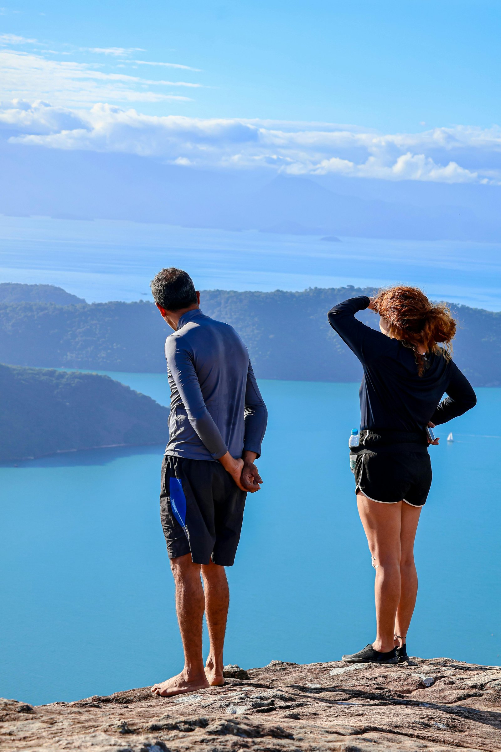 Tripulação recebendo passageiros