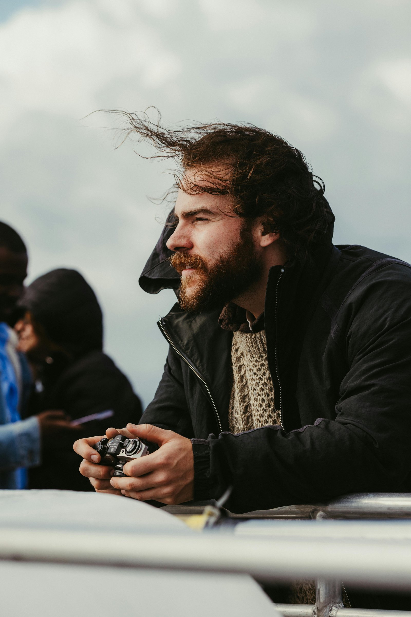 Casal posando para foto no barco